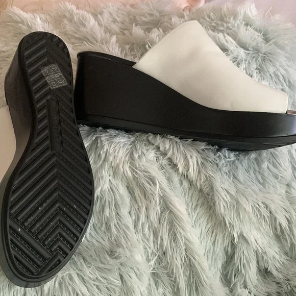 Karl Lagerfeld Platform Shoes - Picture 2 of 4